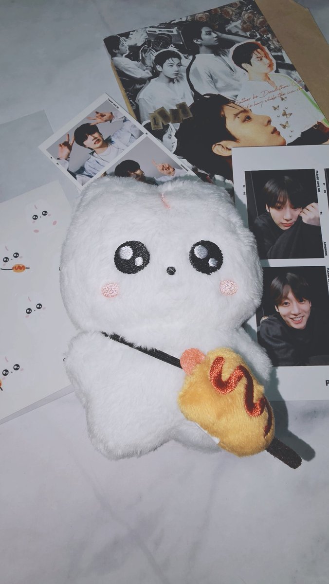 BTSkittylove's tweet photo. @PeachShake_jk 퐈이날리이잉이이이이이이이 
토꾸꾸아가가 드디어 저에게도 🥹😭🐰 
박스 열자마자 핥어택 당하고 같이 보내주신 선물들까지 너무너무 귀엽고 사랑스러워서 또 핥어택 ㅠㅠ토꾸꾸아가랑 예쁜 곳 많이 다닐게여🫶💜 감쟈함미댜 https://t.co/MLHM2p82yV