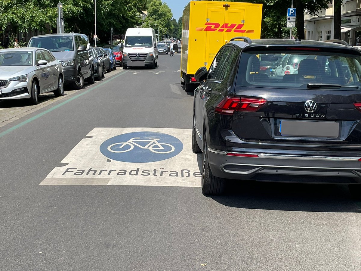 Manchmal fragt man sich, ob nicht die einzige Bedeutung von #Fahrradstraße-n ist, uns den überbordenden Autowahnsinn überdeutlich vor Augen zu führen. #Ossietzkystraße #Pankow