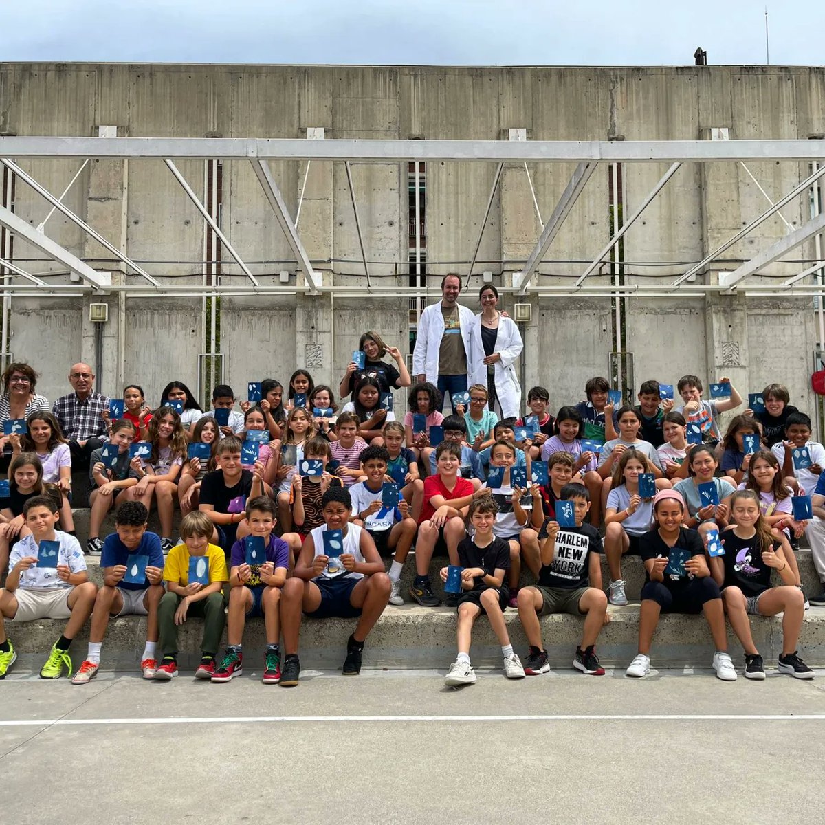 A cinquè hem descobert la Cianotipia gràcies al Sergi i l'Almudena, família de l'Anna. Moltes gràcies per compartir el vostre temps i motivació amb tots i totes nosaltres!!!
#SomTabor12
#Experimentem
#Ensagradaseguiraprenent
#SomTaborBcnTothomalescola