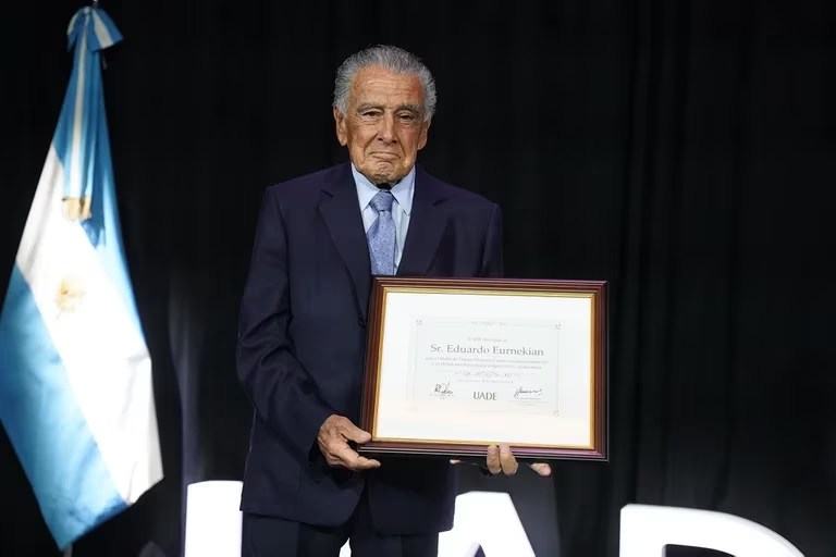 JoseIViale's tweet photo. Quiero felicitar a #EduardoEurnekian, quien recibió el doctorado honoris causa de la Universidad Argentina de la Empresa (UADE). Destaco su trayectoria empresarial, especialmente en los ámbitos de transporte, energía, comunicación y su aporte a las acciones sociales. https://t.co/QTBXFi2PY8