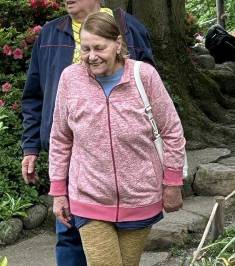 VeroniqueVatan's tweet photo. URGENT !
Cette femme est ALZHEIMER, elle a été séparée de son mari dans une rame de la ligne 14 à SAINT-LAZARE Vers 11h30, les démarches ont été effectuées auprès de la RATP  et du commissariat : AIDEZ-NOUS à la retrouver, svp ! @Ligne14_RATP @RATPgroup https://t.co/lmAHe59WxP