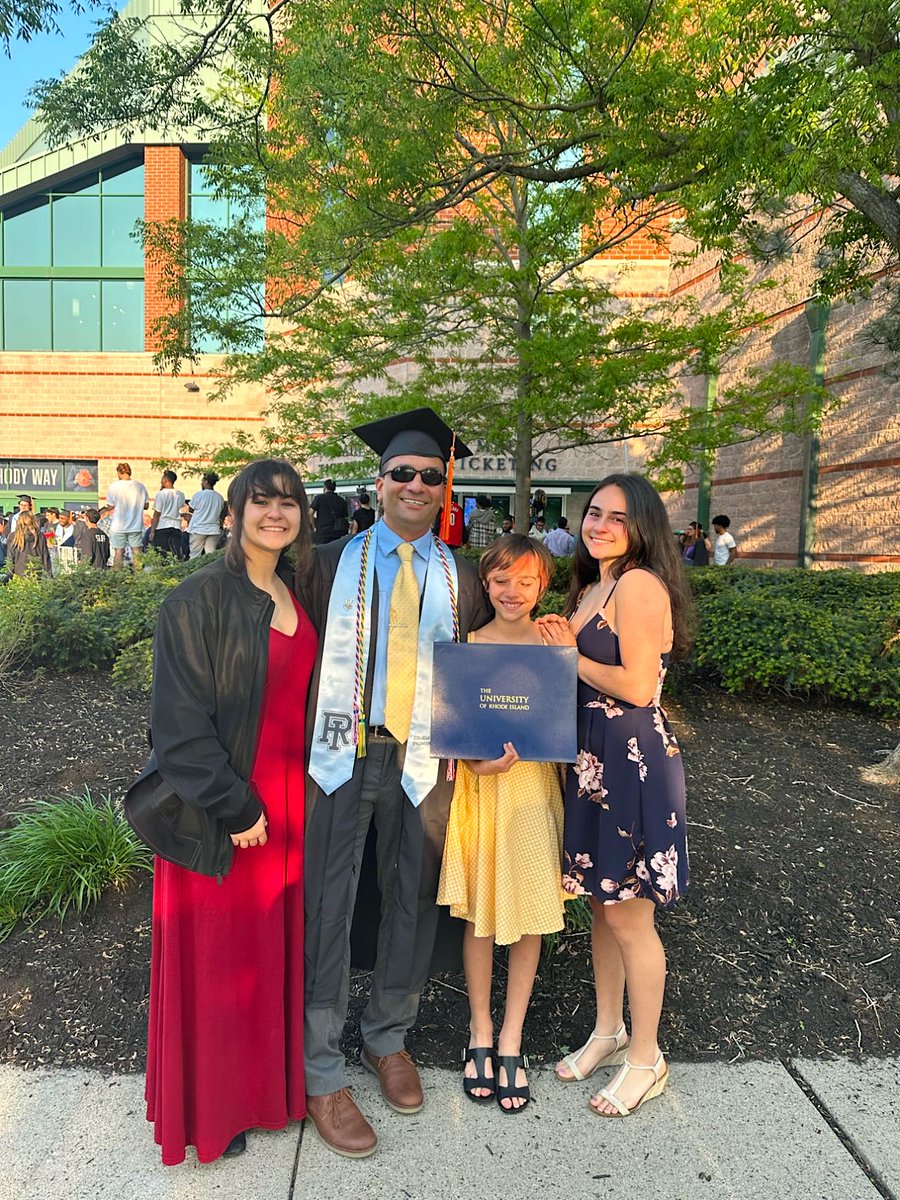 CCRINews's tweet image. We love seeing our former students go on to do great things once they graduate from CCRI! 💚

#ClassOf2021 graduate Victor Salinas, a @USNavy  veteran and father of three, recently completed his Engineering degree from the @universityofri 🎓

#StartedAtCCRI