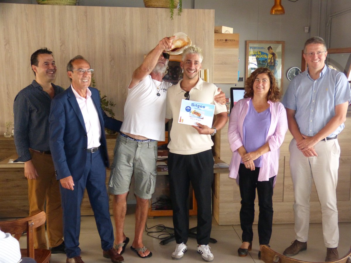 portdesitges's tweet photo. 🍽️La gastronomia del #PortdeSitges triomfa al @sitgestapatapa.

🥣Le Bistro de Pierre, amb el seu trampantojo vietnamita, ha guanyat el primer premi del jurat popular del prestigiós certamen gastronòmic, en què han participat més de 30 establiments de #Sitges.

🥂Enhorabona! https://t.co/n2V4HAn6RK