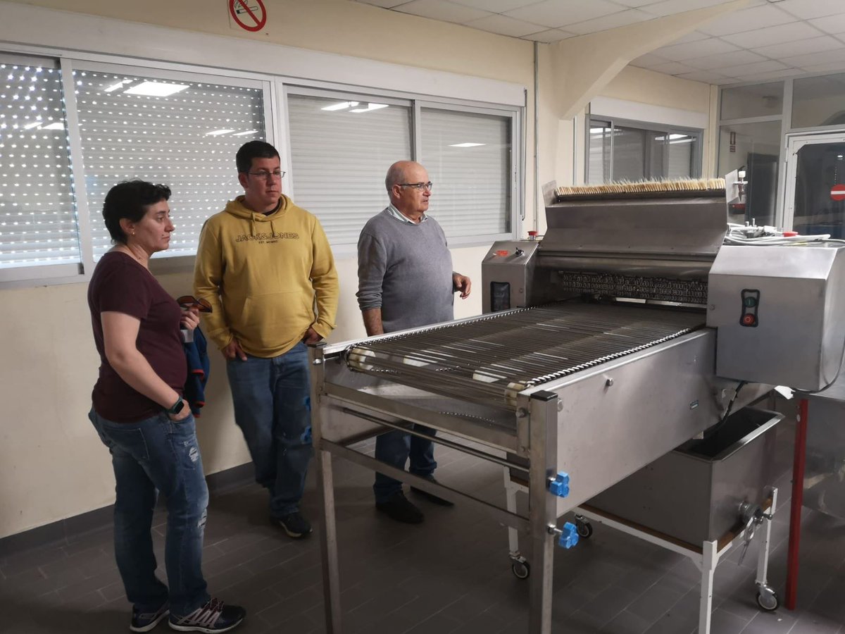 raices_upajoven's tweet photo. ¡Esta semana el #ProgramCULTIVA también se vive en Madrid! 👌
🐝 Clara Inés está disfrutando de su estancia #CULTIVA22 en la explotación apícola de José Andrés Alba. Además, ha visitado el Centro de Investigación Apícola y Agroambiental de Marchamalo 🔝
#CultivaConUPA https://t.co/dKRLzHhKwq