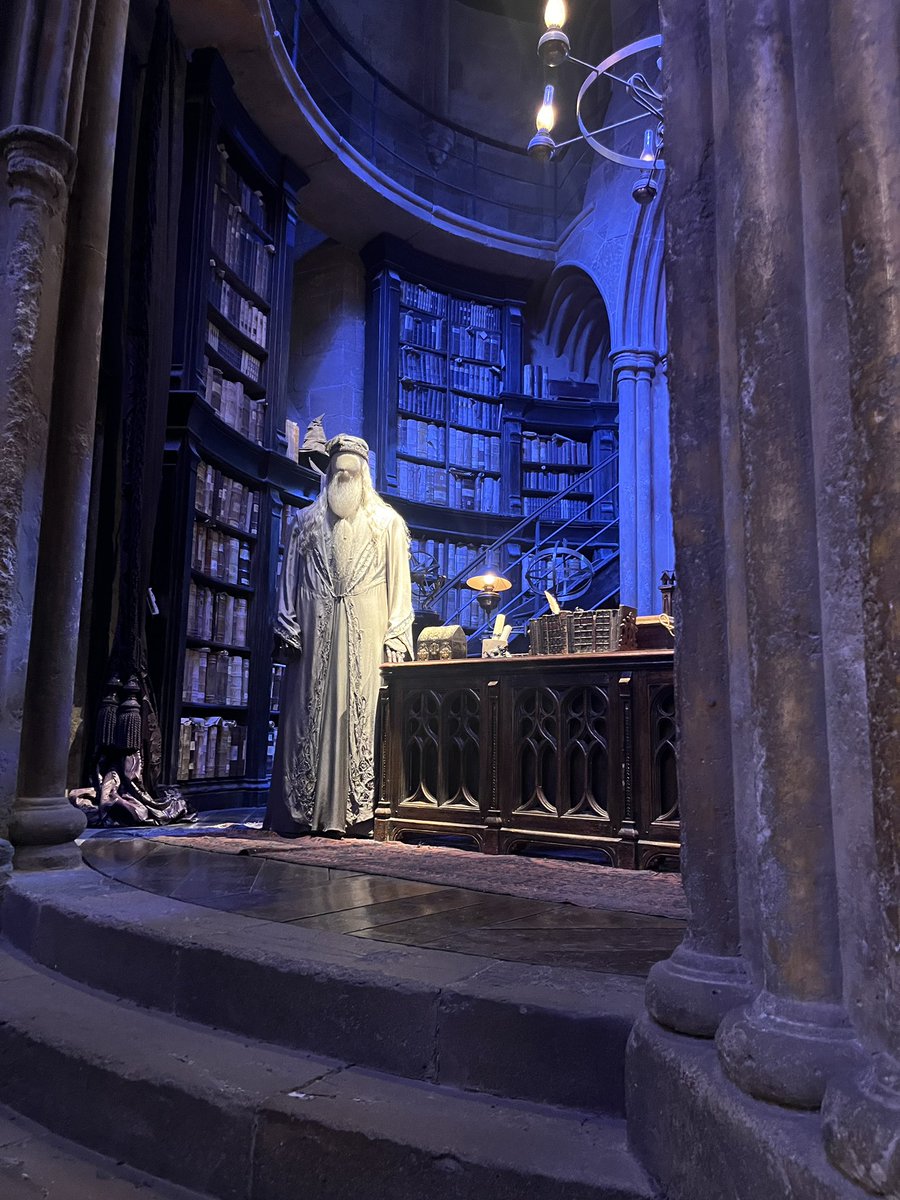 almostlostnow's tweet photo. A dream come true  😭💕

#warnerbrosstudio #HarryPotter https://t.co/Vnb9M78fb2