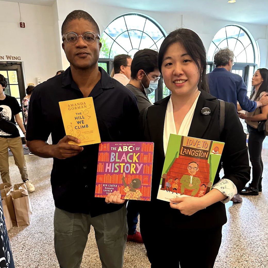 Last night a packed crowd at @CoralGablesUCC enjoyed an event featuring readings from Edwidge Danticat, <a href="/rblancopoet/">Richard Blanco</a>, students, and parents.

With the help of <a href="/TheAmandaGorman/">Amanda Gorman</a>, 1,200 copies of challenged books were given away for FREE!

Help #FreeTheBooks: actionnetwork.org/letters/we-cli…