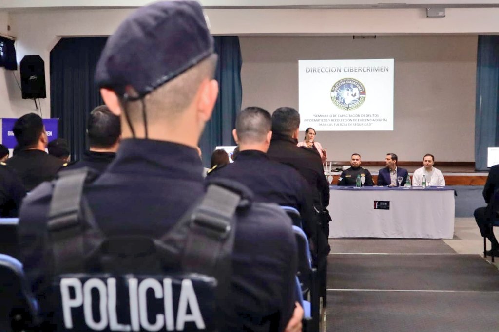 Con <a href="/arielmarinoni/">Ariel Marinoni</a> y autoridades del Poder Judicial participamos del Seminario de Capacitación en Delitos Informáticos y Recolección de Evidencia Digital de la <a href="/MisionesPolicia/">Policía de Misiones</a>. Una formación clave para intervenir de forma eficaz en la comisión, elaboración y ejecución de hechos.