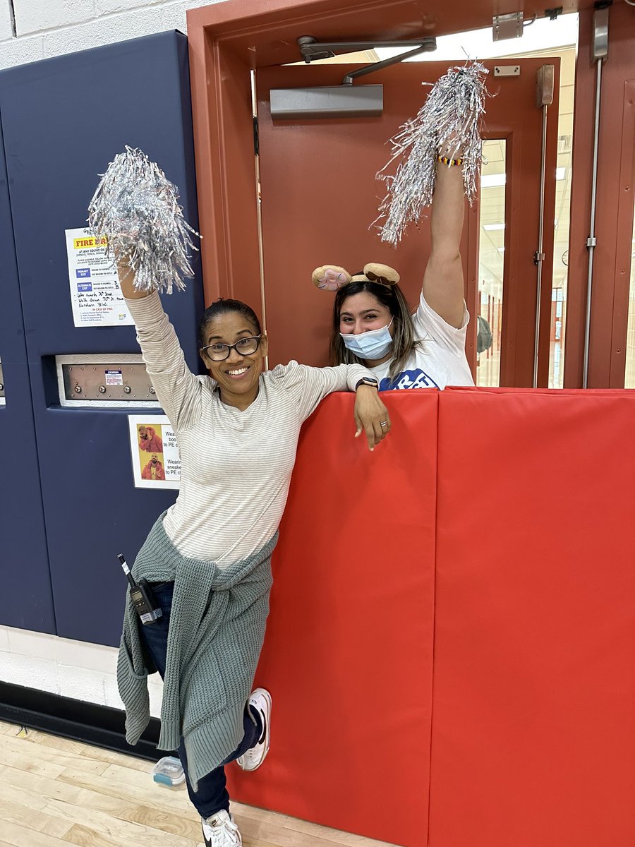 Give it up for our Parent Coordinator/cheer captain! @30Q398 <a href="/nycdistrict30/">District 30</a> <a href="/msjenny398/">Jennifer</a> Ms. Gomez thank you for joining in on the fun! <a href="/ChristyG1127/">Ms.Christy Gómez</a>