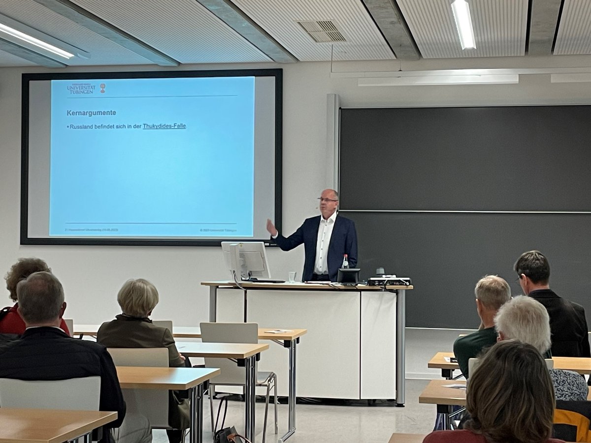 Was macht der russich-ukrainsiche #Krieg mit der Weltordnung? Dazu war #Friedens und #Konfliktforscher Prof. Dr. Andreas Hasenclever im Studium generale der #HfWU zu Gast. Er sagt: Die neue Einigkeit des Westens muss für globale Ziele genutzt werden. Mehr: t1p.de/2zsgc