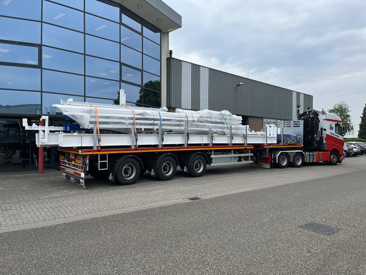 EeftinkRensing's tweet photo. De staalconstructie voor zwembad Meekenesch in Lichtenvoorde na goed voorbereidend werk vanaf kantoor ziet er strak uit, klaar voor montage. Succes monteurs👍💪 https://t.co/9bv3bmG9fZ