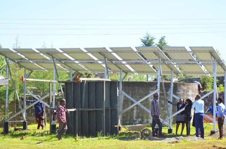 PHIAMAX's tweet image. Nakuru under the leadership of GVN @susankihika ni kazi tu.

Solarisation of Githioro borehole water project that seeks to provide clean, safe and sustainable water supply to the residence of Dundori Bahati Sub-county was handed over to the community. 
#focusedonservicedelivery