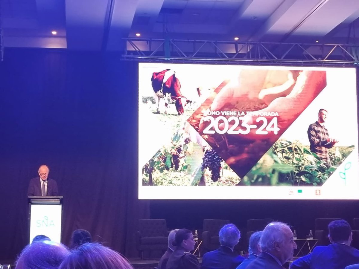 Aproleche Osorno está participando del Seminario de la Sociedad Nacional de Agricultura: “¿Cómo viene la temporada 2023-2024?”, instancia encabezada por el presidente de la SNA, Antonio Walker.