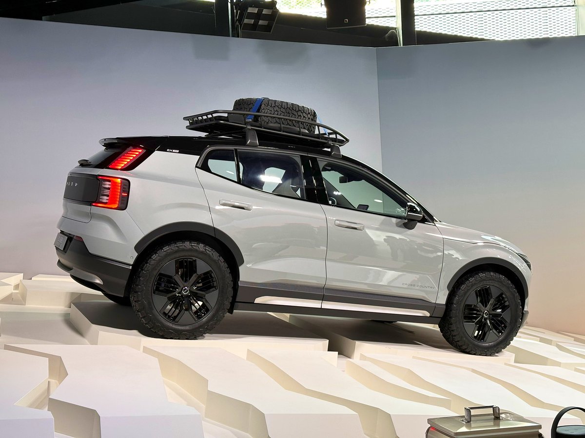 gabosalazar21's tweet photo. Con ustedes Volvo EX30. La nueva SUV eléctrica de la marca sueca contará con 2 tamaños de baterías y 1 o 2 motores. Será capaz de recorrer 480 km con una carga y acelerar de 0-100 km/h en 3.6 segundos. 

Será el auto más económico de Volvo y llegará a Mexico en pocos meses, la idea es que quede en un precio por debajo de todos sus rivales y ser el eléctrico más vendido de su clase, incluso en México 😱 ¿Cuánto creen que cueste cuando llegue a nuestro país?