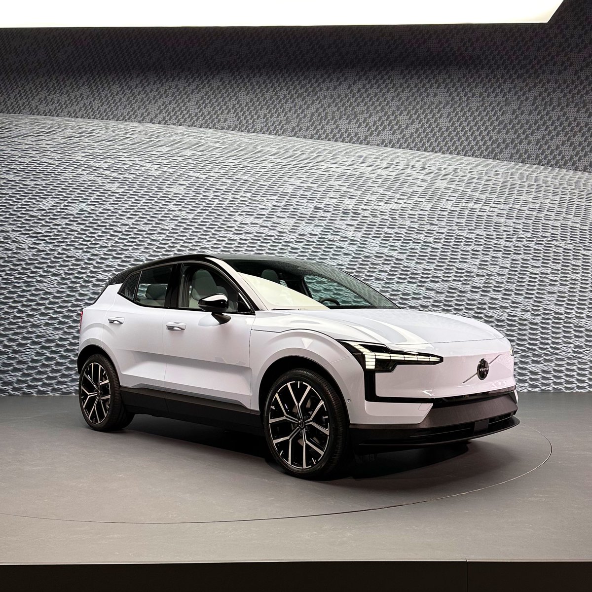 gabosalazar21's tweet photo. Con ustedes Volvo EX30. La nueva SUV eléctrica de la marca sueca contará con 2 tamaños de baterías y 1 o 2 motores. Será capaz de recorrer 480 km con una carga y acelerar de 0-100 km/h en 3.6 segundos. 

Será el auto más económico de Volvo y llegará a Mexico en pocos meses, la idea es que quede en un precio por debajo de todos sus rivales y ser el eléctrico más vendido de su clase, incluso en México 😱 ¿Cuánto creen que cueste cuando llegue a nuestro país?