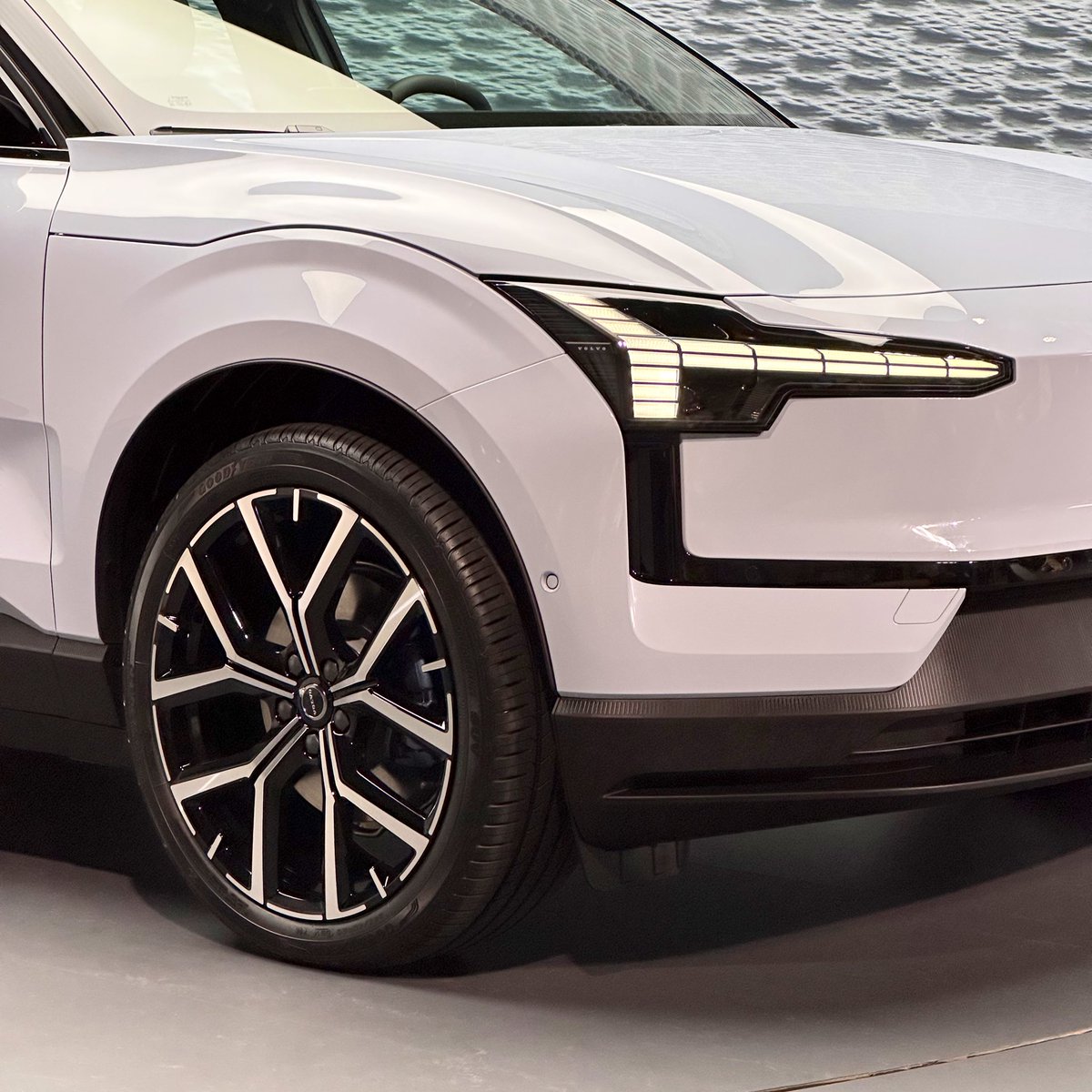 gabosalazar21's tweet photo. Con ustedes Volvo EX30. La nueva SUV eléctrica de la marca sueca contará con 2 tamaños de baterías y 1 o 2 motores. Será capaz de recorrer 480 km con una carga y acelerar de 0-100 km/h en 3.6 segundos. 

Será el auto más económico de Volvo y llegará a Mexico en pocos meses, la idea es que quede en un precio por debajo de todos sus rivales y ser el eléctrico más vendido de su clase, incluso en México 😱 ¿Cuánto creen que cueste cuando llegue a nuestro país?