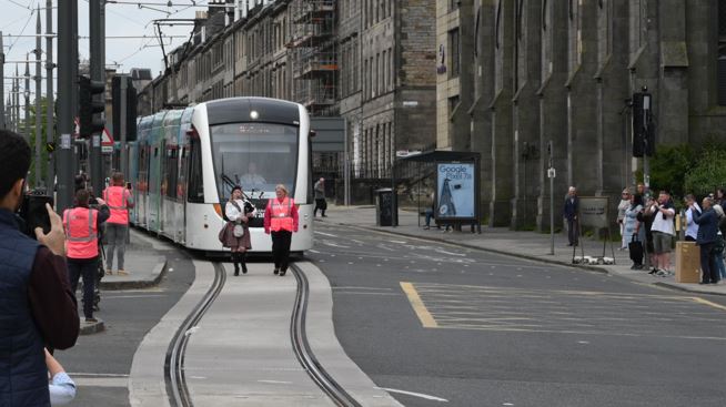 Ding ding 🔔🔔 <a href="/EdinburghTrams/">Edinburgh Trams</a> passenger services to Newhaven are GO! The local community joined us to celebrate the event today - read more: edinburgh.gov.uk/news/article/1…