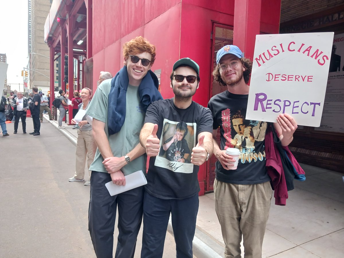 Local_802_AFM's tweet photo. Thanks to the cast of #PleaseDontDestroy for coming out to support the @DCINYOrchestra on strike against @DCINY for a fair contract! That's UNION SOLIDARITY at work! Sign letter of support: https://t.co/u37DXwS7vA @WGAEast @The_AFM @CentralLaborNYC https://t.co/12e1BtEuCn