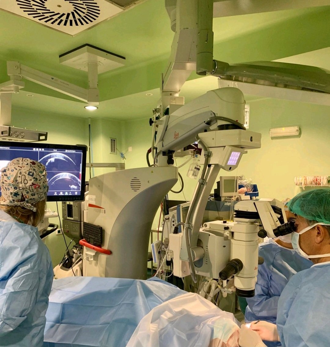 javierascaso's tweet photo. El Servicio de @oftalmologiahcu del Hospital Clínico Universitario Lozano Blesa de Zaragoza ha visto incrementado su equipamiento tecnológico con el nuevo microscopio quirúrgico #Leica #Proveo 8 con #OCTintraoperatoria #MedicalMix @medicoszaragoza @RetinaSERV @SECOIR_oficial https://t.co/yvFOpD6DUw