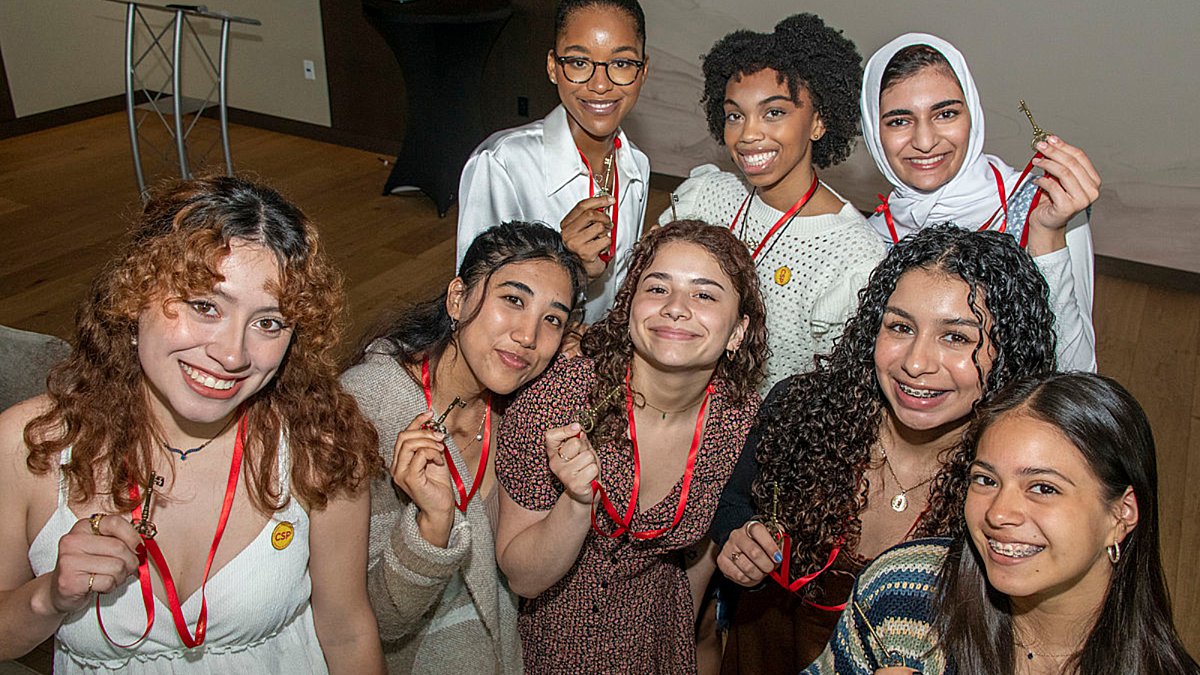 Congrats to the 57 students who graduated from the college readiness and access programs this year at UChicago’s Office of Civic Engagement! More than 70% will be #firstgen college students and more than 35% were admitted to highly selective universities: tinyurl.com/ye22sd3a.