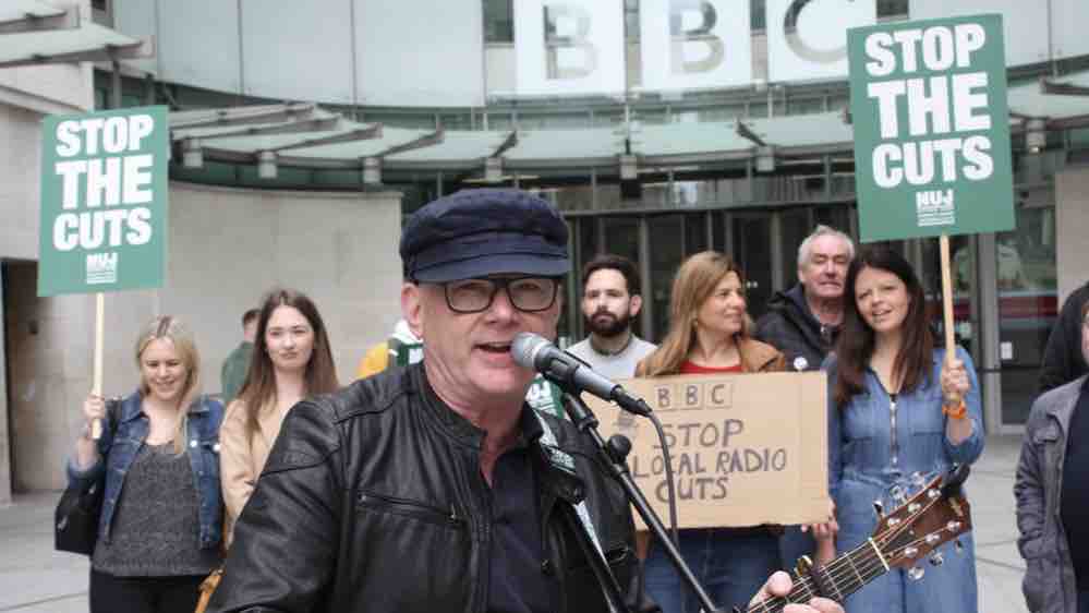 Protesters and journalists picket at Broadcasting House in London ow.ly/uT2X50OIrPI

#keepbbclocalradiolocal #bbclocalradiocuts #savebbclocalradio #jasonhortonout #ukradio #rhodritalfandaviesout #bbccuts