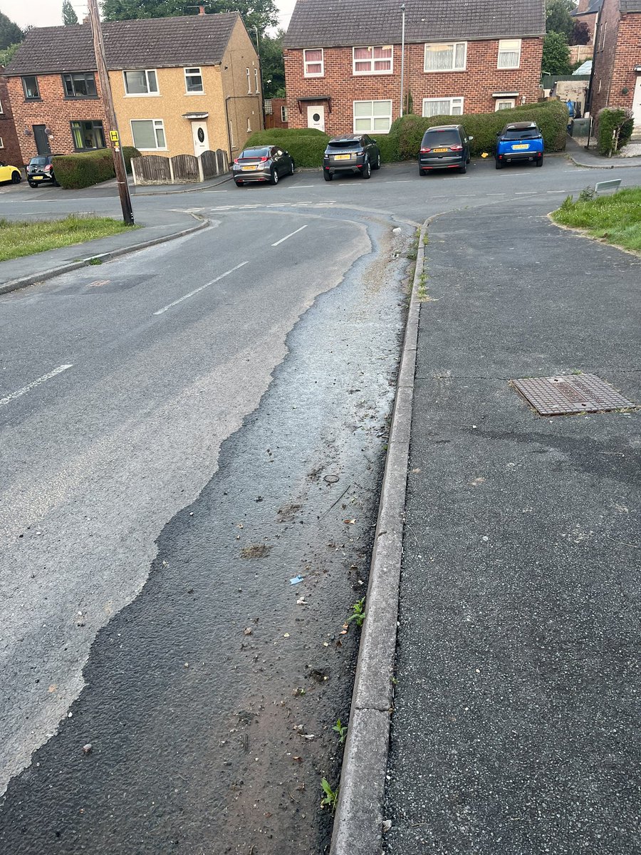 Another good repair by @DwrCymru today! Hole was full of water so filled with stone and tarred regardless! Bodge repair no 4 (at least) on same spot in the last 12months! Such a waste of money! #cowboys