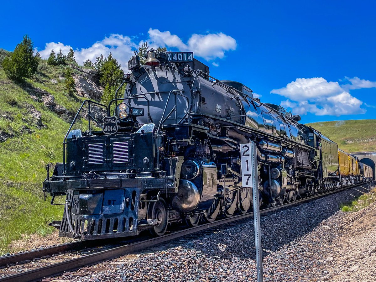 Was home long enough to get these today on the Yoder Sub. Just north of Albin Wyoming 😎🚂📸
Rolling History the #UP4014 #BigBoy 🚂🚂🚂Have a great rest of your HUMP DAY y’all 😎🙏🏻😉#Trains #StormHour #EnergyTwitter #LookUp 👍🏻😎