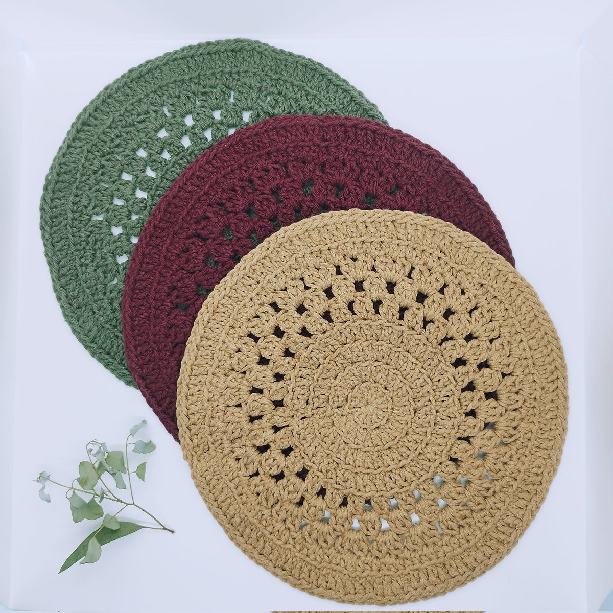 Voici ce que je viens d'ajouter dans ma #boutiqueetsy : Dessous de plat ou centre de table en coton fait à la main au crochet 27 cm de diamètre etsy.me/42rOWz4 #dessousdeplat #sousplat #dessousdeplatcoton #sousplatcoton #dessousdeplatcrochet #sousplatcrochet #artdelatable