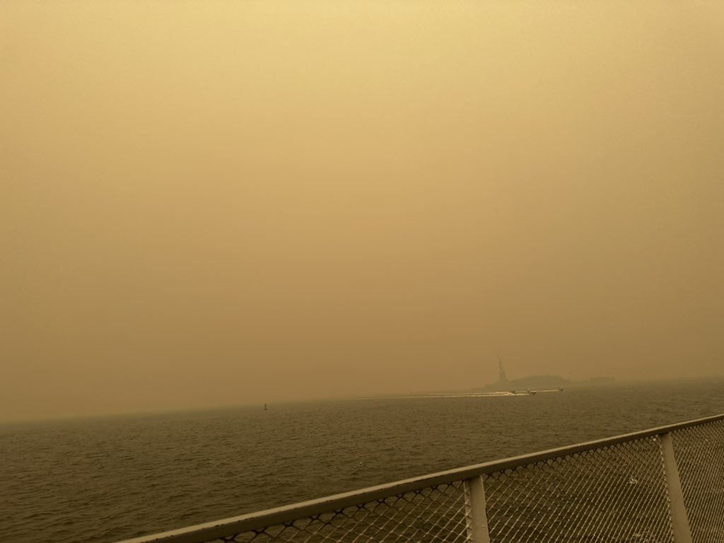 RobbieABrooks's tweet photo. Smoke filled skies engulfs Statue of Liberty! #NY1PIC https://t.co/HdCrKyGcil