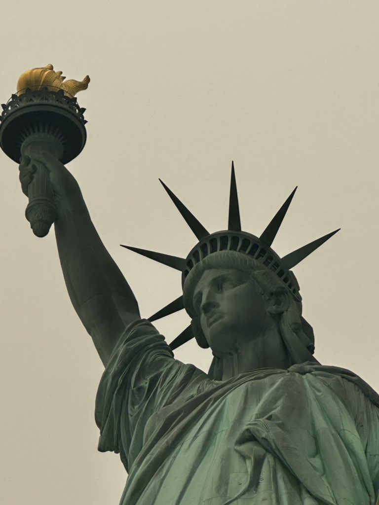 RobbieABrooks's tweet photo. Smoke filled skies engulfs Statue of Liberty! #NY1PIC https://t.co/HdCrKyGcil