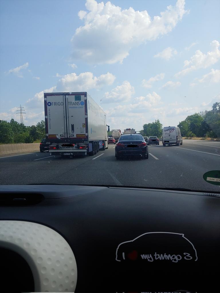 rayspnap's tweet image. Welcome to the German autobahn, where you wonder every time if the people on there are either drunk or got their drivers licences as a gift, because no one can fucking drive