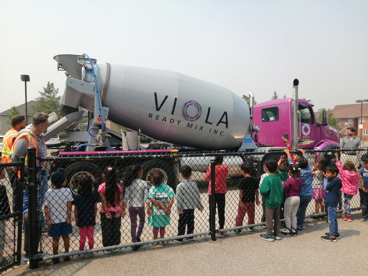 Kindies learning  about engineering and concrete up close. @RBPSBobcats @peel21st