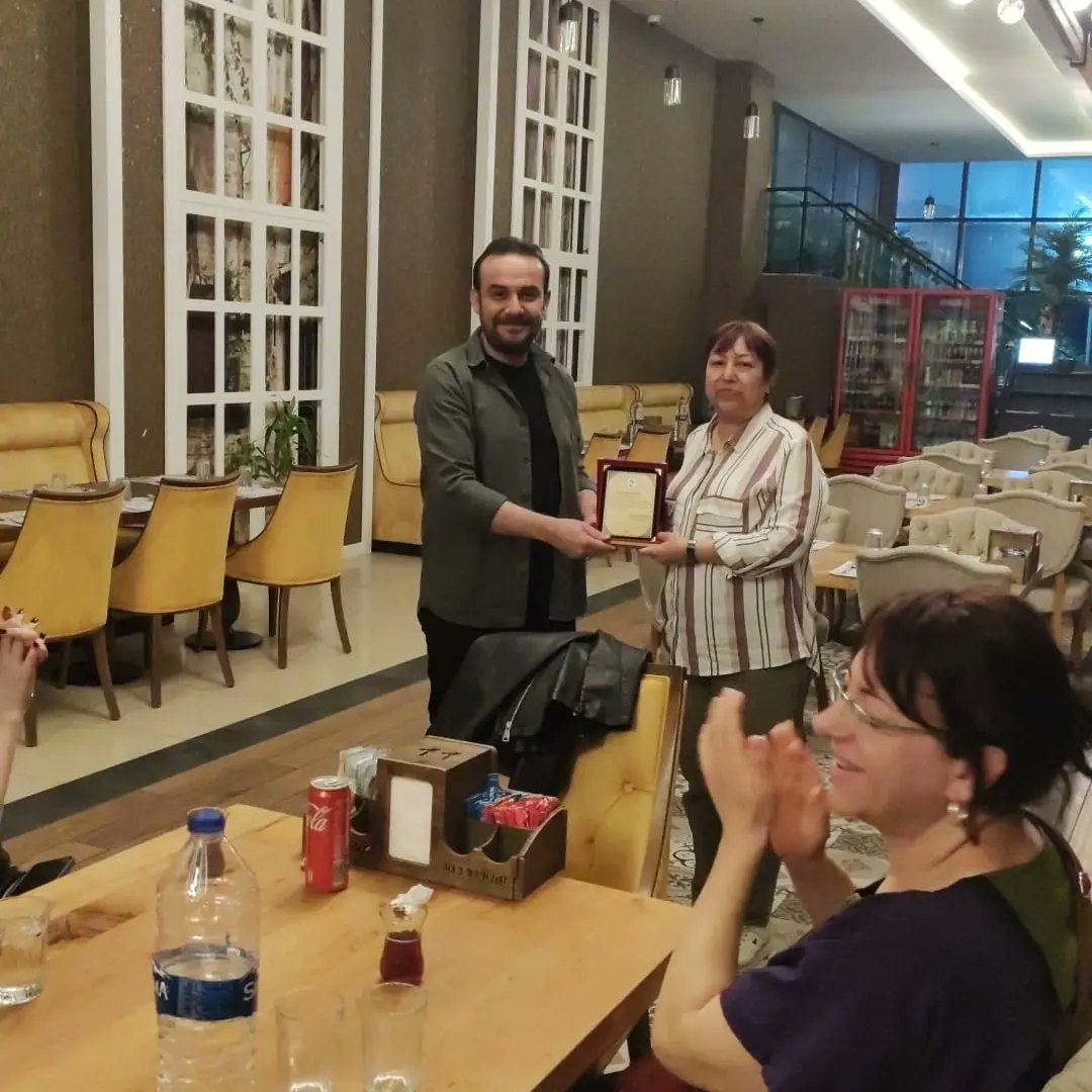 OMArdahanOO's tweet photo. EMEKLİMİZ VAR!
Okul Müdürümüz ve öğretmenlerimiz, bu yaz emekliye ayrılacak olan öğretmenimiz Nurgül DURAK için düzenlenen programda bir araya geldi.
Öğretmenimize okul müdürümüz tarafından plaket verilerek hizmetleri için teşekkür edildi.
#ÖğretmenMuhittinArdahanOrtaokulu https://t.co/Ekkrwx6poU