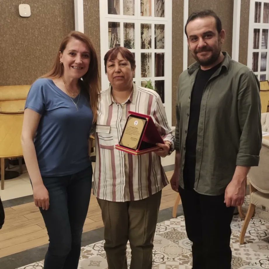 OMArdahanOO's tweet photo. EMEKLİMİZ VAR!
Okul Müdürümüz ve öğretmenlerimiz, bu yaz emekliye ayrılacak olan öğretmenimiz Nurgül DURAK için düzenlenen programda bir araya geldi.
Öğretmenimize okul müdürümüz tarafından plaket verilerek hizmetleri için teşekkür edildi.
#ÖğretmenMuhittinArdahanOrtaokulu https://t.co/Ekkrwx6poU