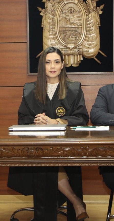 mechascaicedo's tweet photo. El derecho de las mujeres a participar en la vida pública y política, es una cuestión de igualdad, justicia y democracia. Pensar que las mujeres no “merecemos” estar activas en ámbitos sociales y participar como candidatas a puestos de mando, a presidentas o asambleístas no es más que la muestra de la ignorancia y el machismo. 
Espero que estas elecciones sea ejemplo de paridad en participación, pero, una real no solo estadísticas; mujeres activas ocupando cargos para los que están más que cualificadas sin ser la sombra de ninguna persona. 
Yo auguro días en que mi país sienta la importancia de la participación de las mujeres en puesto de mando, de jerarquía y de gobierno; sin que se nos llame histéricas o apasionadas, mejor aun, sin que se nos diga de manera solapada que asumimos roles de crianza como ser madres y amas de casa. 
Y es que somos madres, esposas, hijas, juezas, fiscales, doctoras, empresarias, comerciantes, docentes, deportistas y también podemos dirigir un país. 

Gratitud a quienes han entendido la importancia de ello. ❤️#NOSINMUJERES