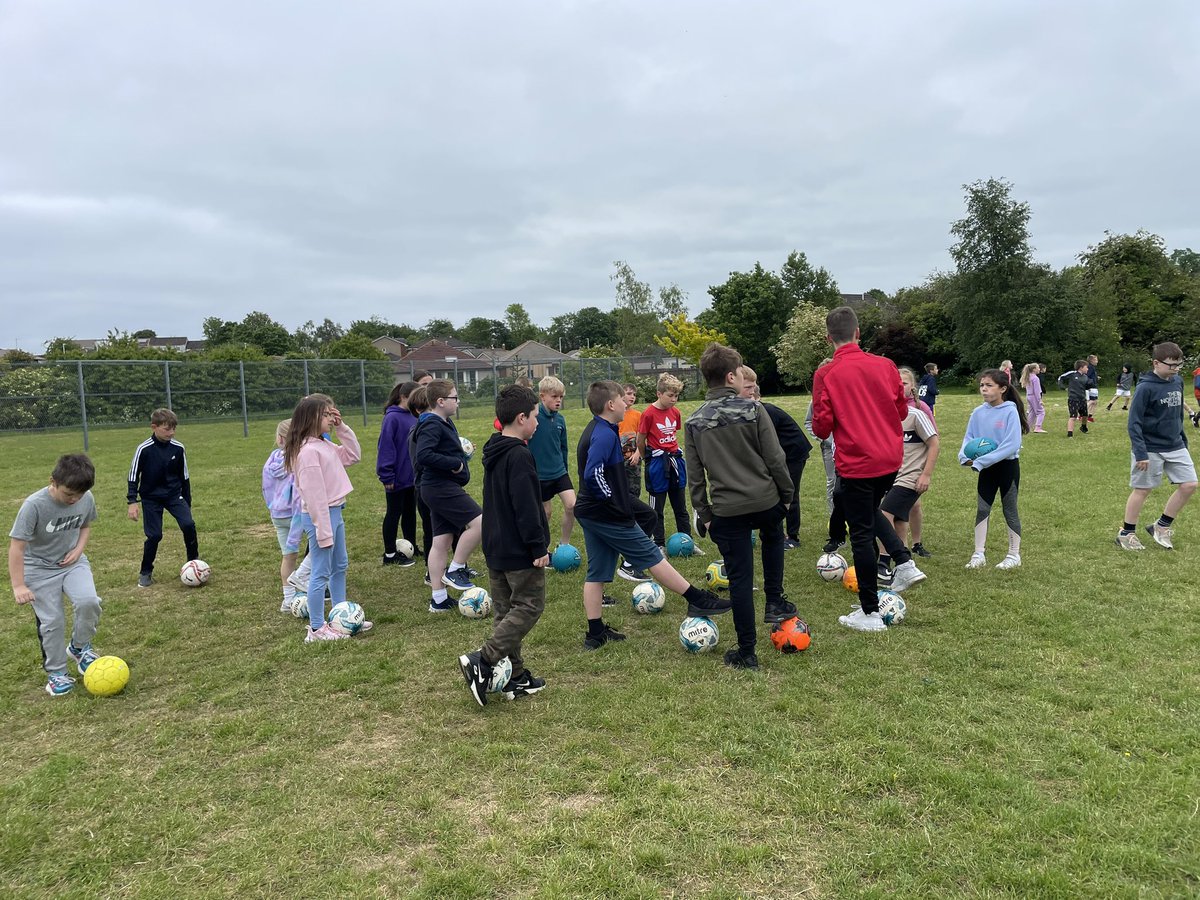DeanburnPS_P4R's tweet photo. We loved our start to Day 3 of health week - football lead by our ex-Deanburner, Kieran. 🙌🏽⚽️ #DPSHealthWeek https://t.co/l5cZ5QCW9F