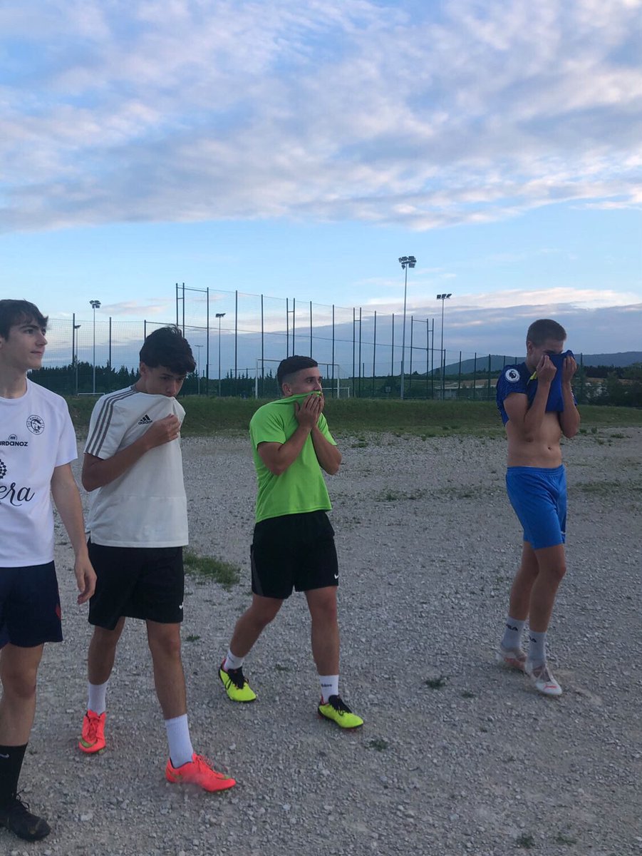 indarblues's tweet photo. Hoy algunos integrantes de la plantilla han realizado su último entrenamiento con el club tras muchos años dándolo todo, el domingo será su último partido y lo darán todo para cerrar con un broche de oro la etapa en el club🥲👏🏽
#NosVanAVerVolver💙 https://t.co/MCct2eKEKn