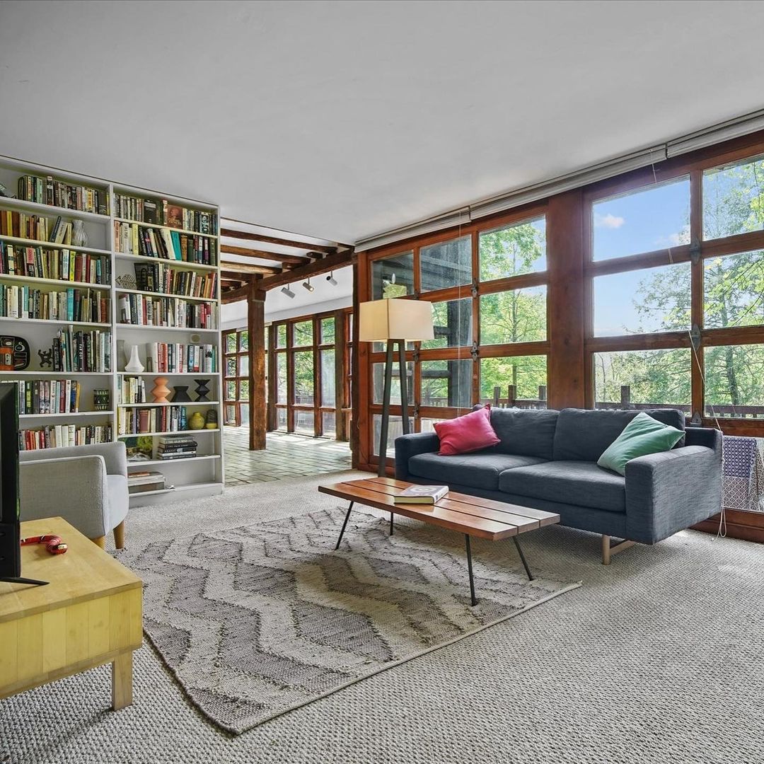 dieworkwear's tweet image. Jasper Johns' 1930s home in Stony Point, NY is up for sale ($800k)
