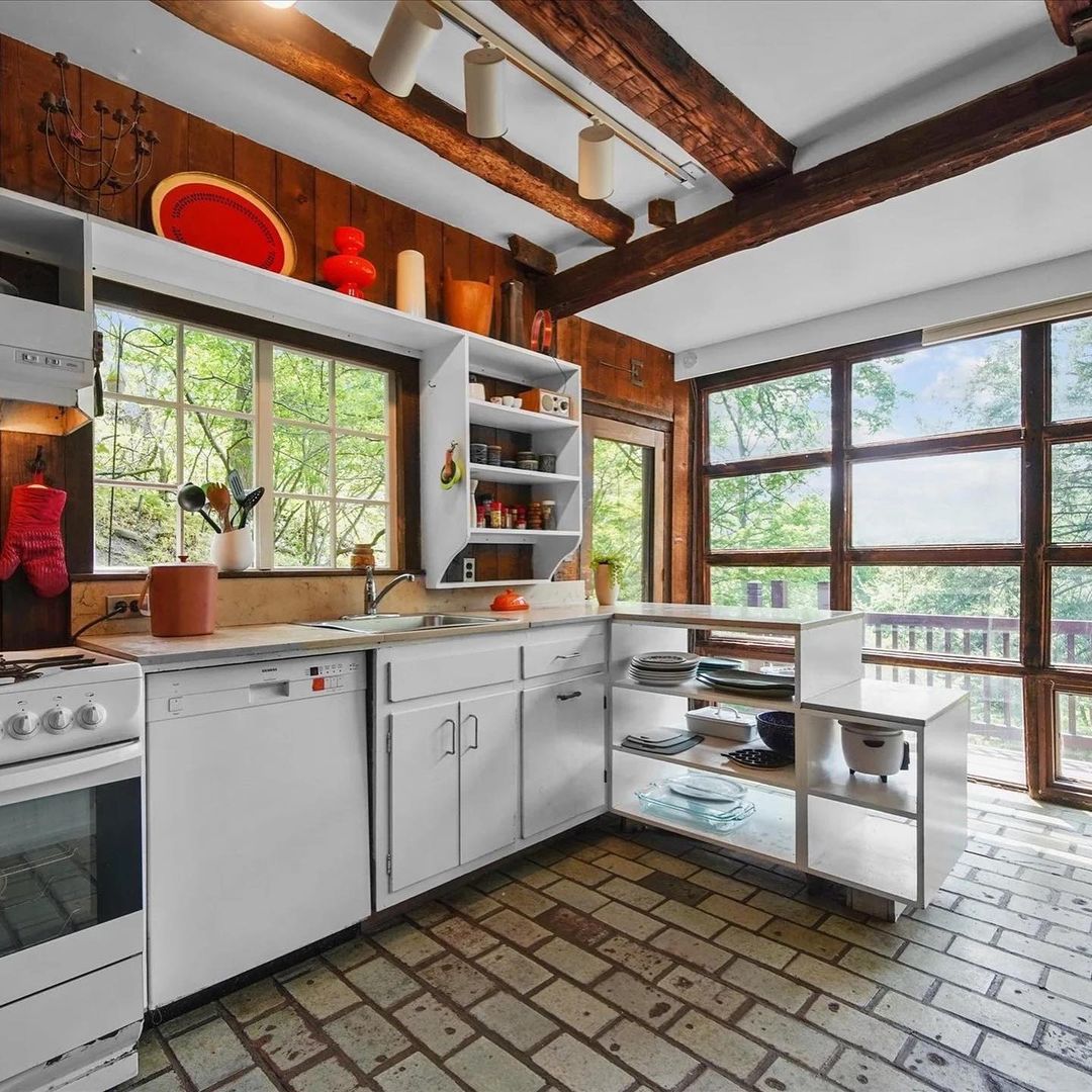 dieworkwear's tweet image. Jasper Johns' 1930s home in Stony Point, NY is up for sale ($800k)