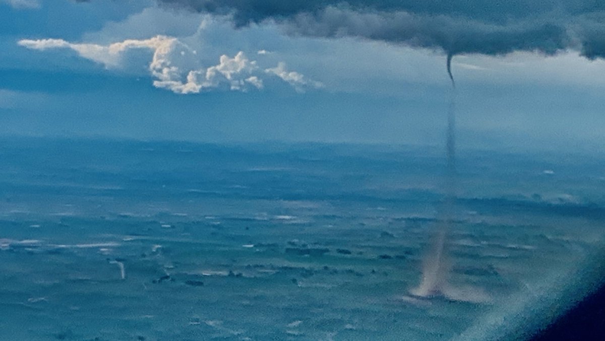 chris_tomer's tweet photo. How would you like to be on this plane last night coming into Denver?  Photo from Stacey Long. https://t.co/yHm907vO9O