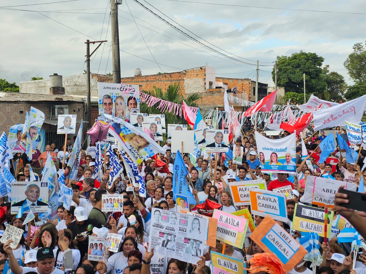 ARomanoNorri's tweet photo. Los integrantes de los distintos acoples de JxC acompañamos a @RSanchezOK y @Beatriz_AvilaOK en su recorrido por el cto 10 A. 

Tenemos claro que este domingo daremos la sorpresa en Tucumán.

#Lista820 #Tucumán #JxC https://t.co/HKacKdlFAI