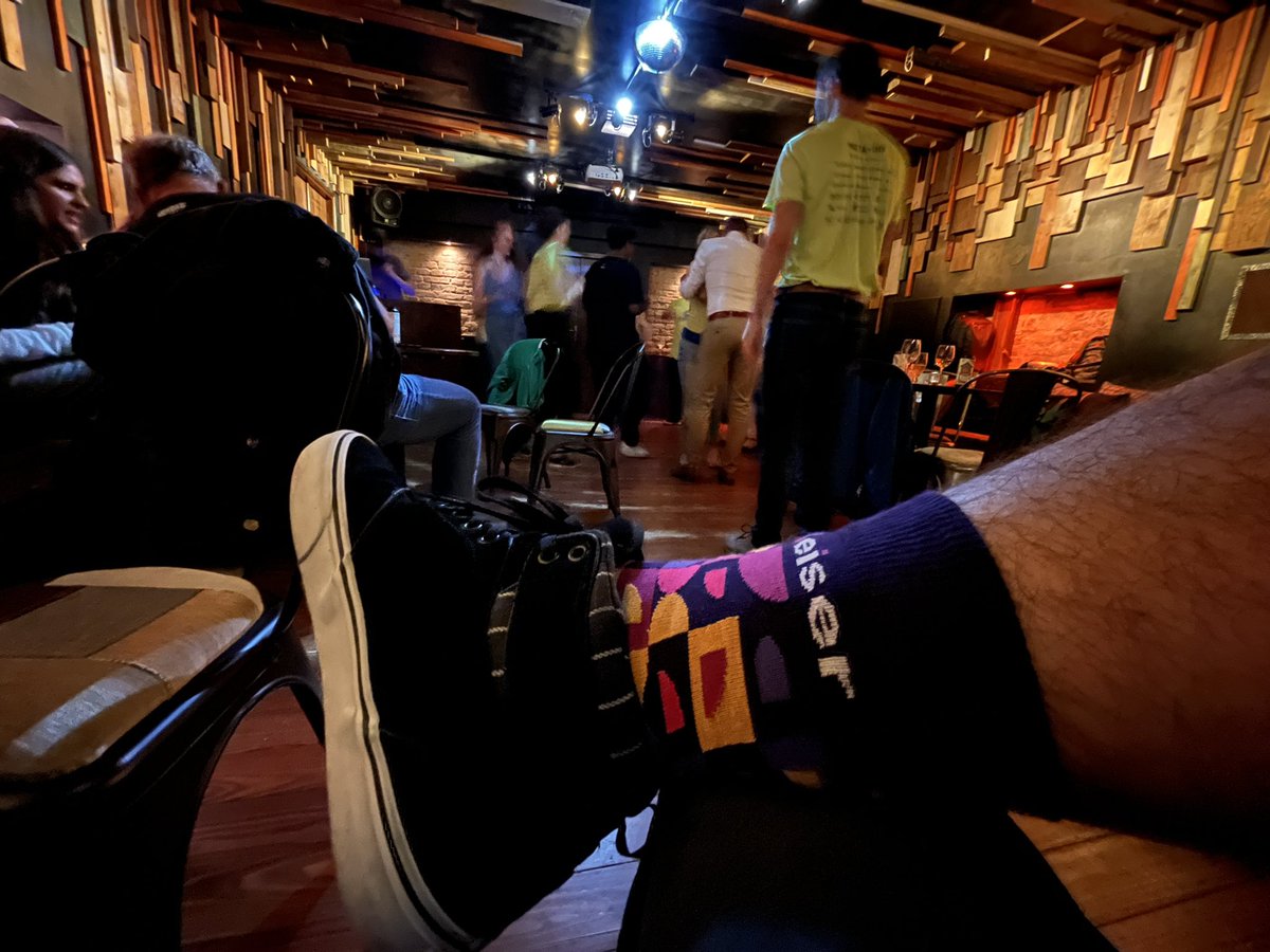 TheFunManAndy's tweet photo. Mis nuevos calcetines chulo para el After Party de @metainf #AtlassianDay
🧦 🕺🏼 🪩 💃🏼
Muchas gracias @deiser 🙏🏼 ♥️
Zapatos de @Vans … claro!! https://t.co/7ozbGsKTkc