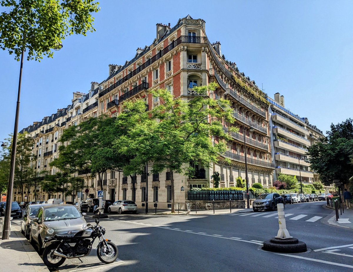 A sunny day in Paris. 
By me. #photography #architecture #sunny #Spring #LaMuette #Paris