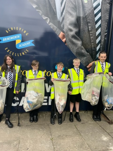 BrinsworthAcad1's tweet photo. Helping our community is something we pride ourselves in. Today we did another litter pick to clean up our streets. @lovewhereyoulive #AcademyCommunityTogether https://t.co/JtRocUCFjI