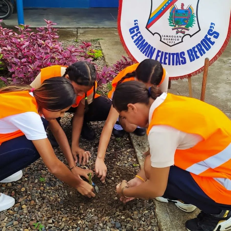 Sepremil's tweet photo. #Entérate⏩📢🇻🇪 Este Comité  de Formación para la Soberanía Nacional del Estado Guarico;  en la mañana de hoy se llevó acabó diferentes actividades en el Liceo Bolivariano Germán Beroes del Municipio Esteros de Camaguan, https://t.co/nmTU5I0kr3