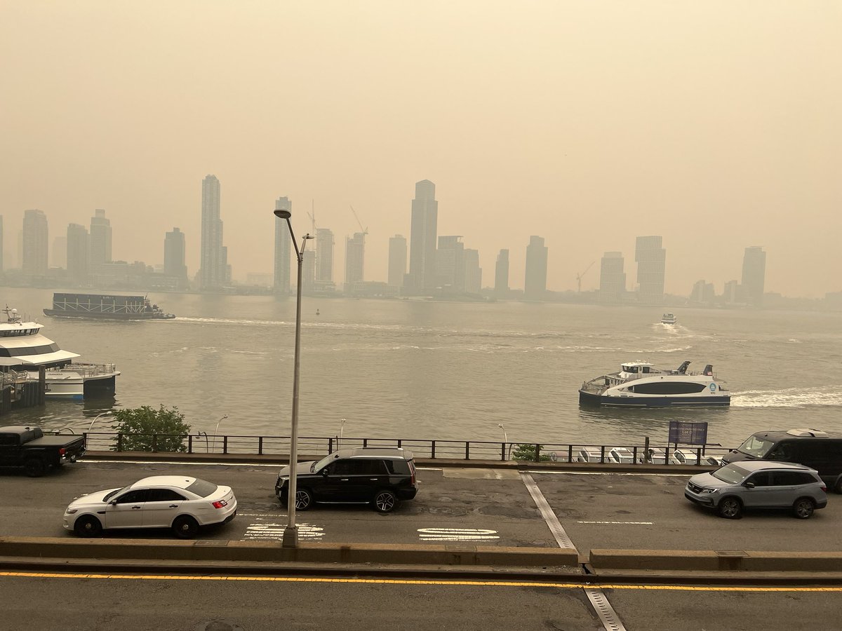 #NYCFog turns beautiful #LongislandCity view into Martian looking skyline!