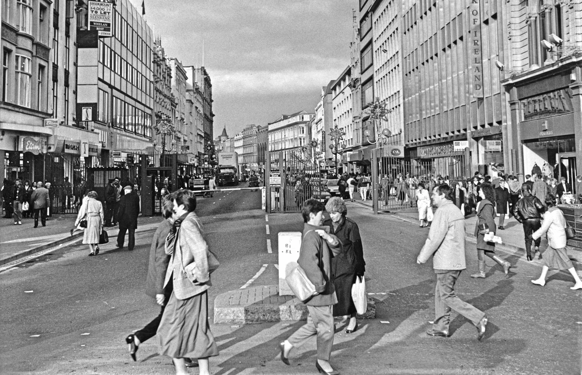 Donegall Place,  Belfast.  c1980s.
(National Museums Northern Ireland)
facebook.com/profile.php?id…