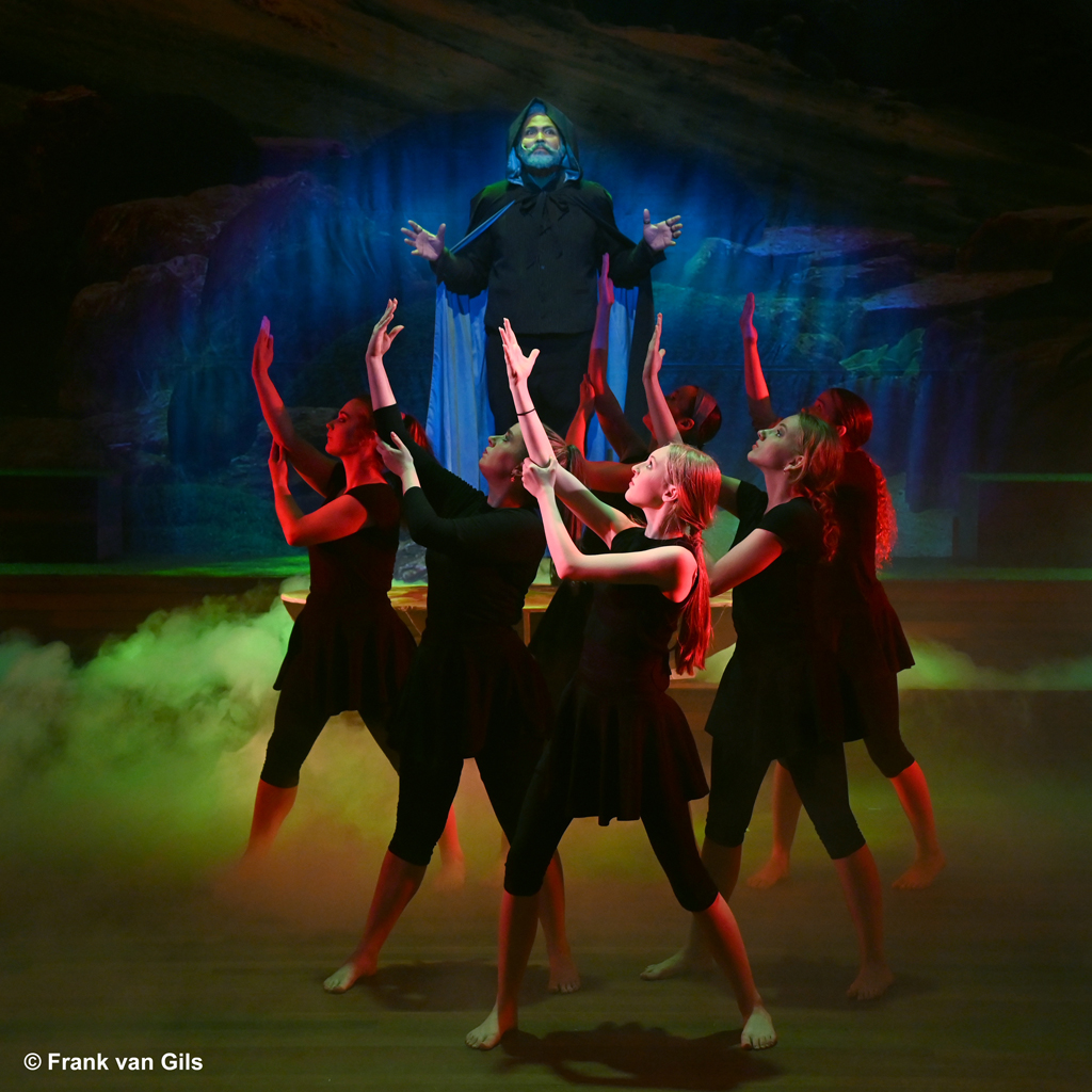 FAKLumen's tweet photo. Scènefoto uit musical Alice in Wonderland in opdracht van TAGO. Kaarten via website @ccjanvanbesouw voor voorstellingen op 8-11 juni 2023 @CentrumGoirle Foto: Frank van Gils https://t.co/cXhcTmRLGg