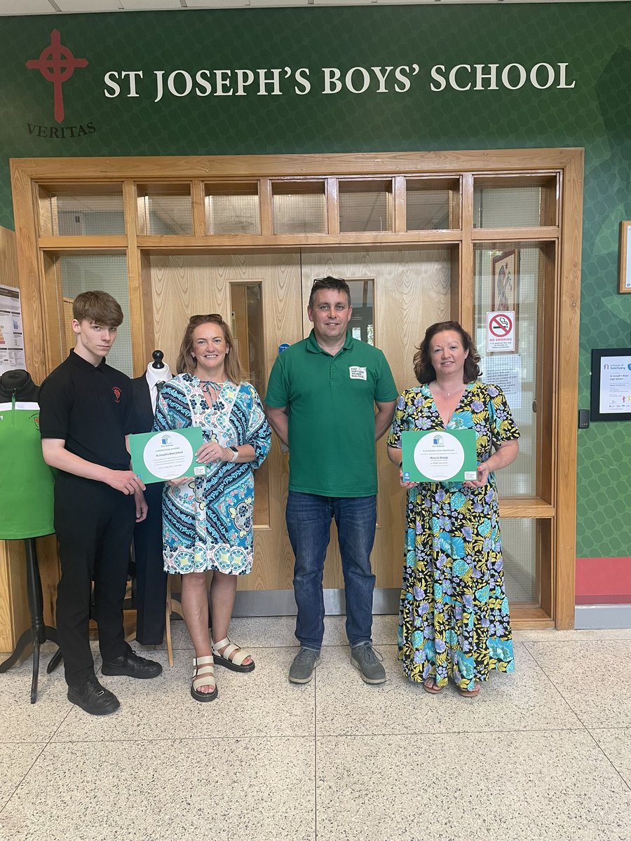 💚Eco-committee member Tyler received our Green Flag today, pictured with Mrs Hagan, Mrs Shields and Gareth Lamrock from Eco-Schools💚Eco-Schools Eco-Schools Northern Ireland Official♻️Special thanks to Karen from Creggan Countrypark for all the advice, expertise and assistance♻️