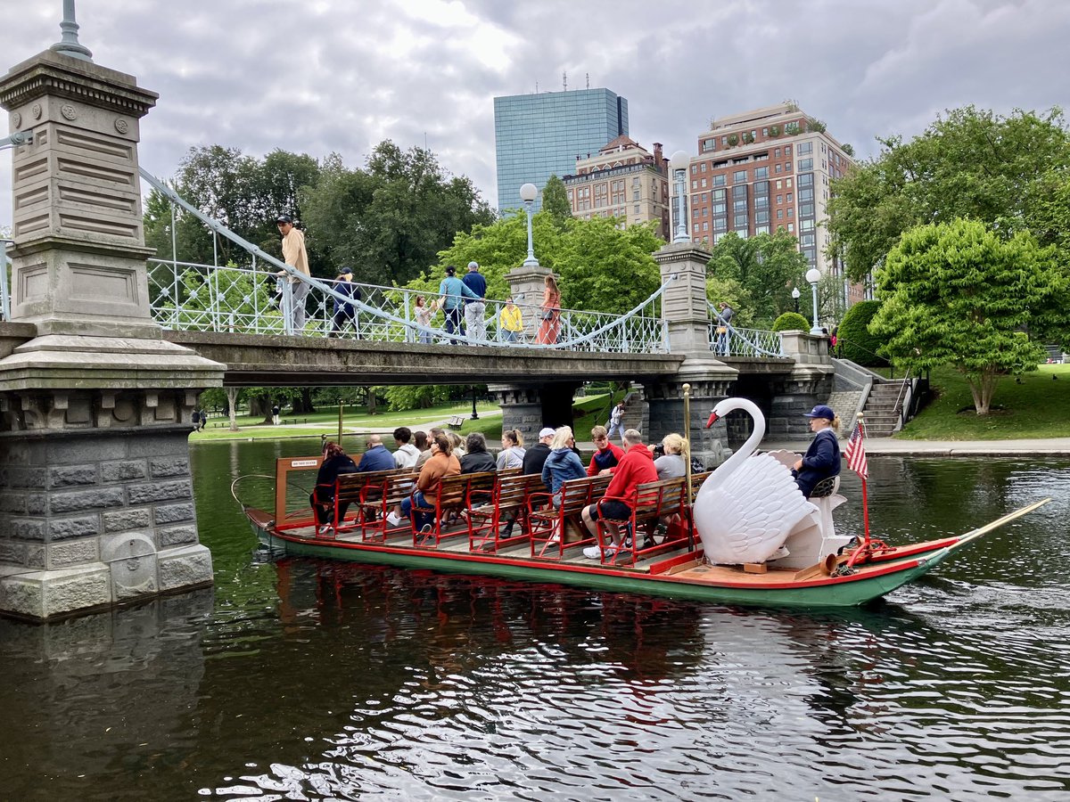The Boston Public Garden at 2:30 pm this afternoon. ⁦@FOPG⁩ #Boston #SwanBoats