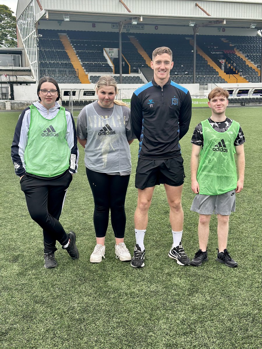 DundalkFC's tweet photo. #DFCInTheCommunity 🏁

Members from the Clanrye Group Slieve Gullion paid a visit to Oriel Park on Wednesday.

@Clanrye_Group is a community organisation that provides opportunities for people of all ages &amp; abilities to gain qualifications and find jobs.

https://t.co/Y3bCKomyHL https://t.co/OxICm0z4T3